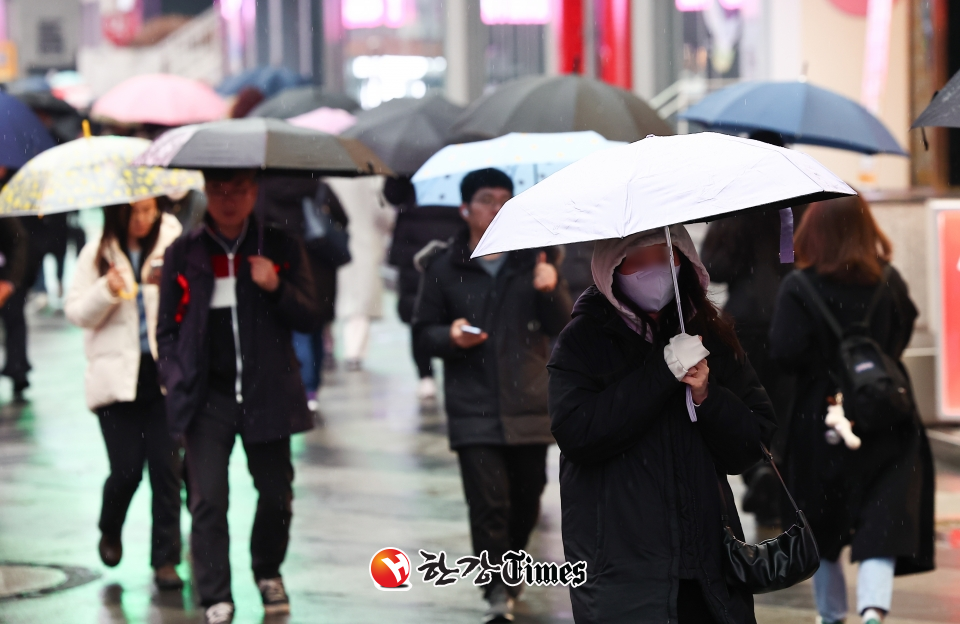 비가 내리는 지난 12일 오후 서울 강남구 강남역 사거리 인근에서 우산을 쓴 시민들이 이동하고 있다. (사진=뉴시스)