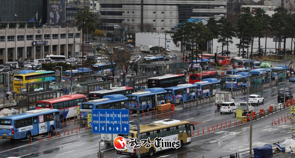 전국자동차노동조합연맹 서울시버스노동조합이 오는 28일 총파업 돌입을 예고했다. (사진=뉴시스)