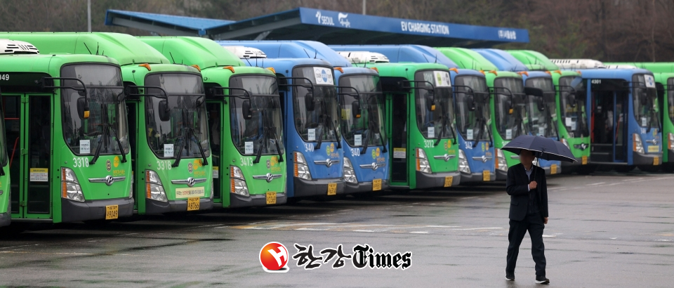서울 시내버스 노사가 협상을 타결하고 정상운행하기로 했다. (사진=뉴시스)