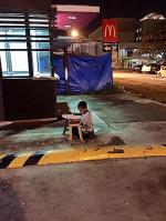 [해외화제]맥도날드 불빛 이용, 도로 위 숙제하는 소년!!