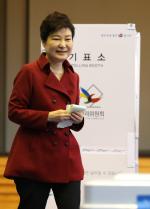박근혜 대통령, 종로구 투표소 찾아 한표 행사