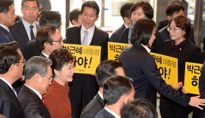 [포토] 퇴진 피켓팅 앞 지나가는 박근혜 대통령!!
