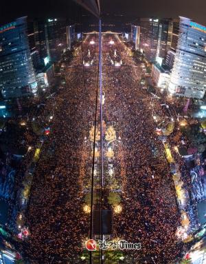 청와대 200m 앞까지 행진 허용, 더민주 "결국은 민주주의가 이길 것"