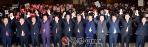 자유한국당 비전대회에 '태극기 부대'...김진태 지지자, 인명진에게 욕과 야유