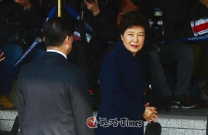 검찰, 박근혜 전 대통령 구속영장 청구..."전두환·노태우 이어 세 번째 구속?"