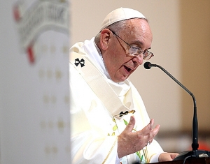 프란치스코 교황, 12명 재소자에 세족식.. 무릎 꿇고 발에 입 맞춰