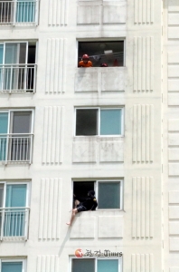 군포서 대낮 아파트 20대 자살 소동...안전하게 구조!!