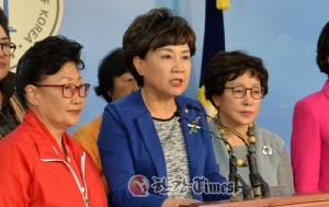 한국당 女 의원, ‘여성비하’ 논란 탁현민 행정관 사퇴 요구