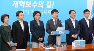 바른정당 “한국당은 없어져야 할 적폐"