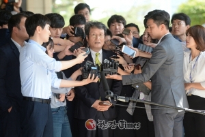 ‘문성근 합성사진’ 前 국정원 직원 2명 검찰 출석