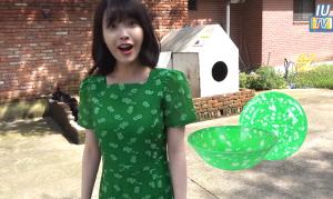 아이유, 분식집 옛날 녹색 그릇 같은 옷 입은 귀여운 모습에 누리꾼들 폭소만발!