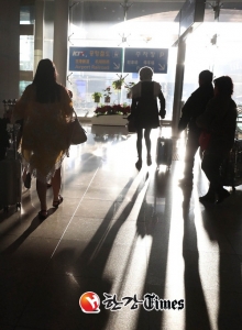 "한국 땅 밟으니 눈물난다“ 발리에 발 묶였던 여행객들 인천공항 도착