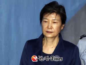 검찰, ‘국정원 뇌물’ 박근혜 추가기소.. 자금 관련자 순차적 기소