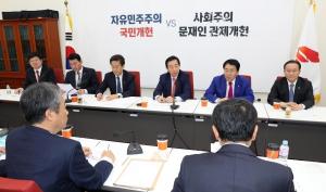 “의원내각제 같은 소리하고 있네”... 한국당 ‘국회권한 강화’ 개헌안에 ‘실소’
