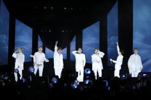 방탄소년단, 세계적 팝스타들 제치고 한국 그룹 최초 AMA 수상