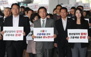 김성태, 서울시 난입 기습 시위... 민주당 '현행법 위반' 지적
