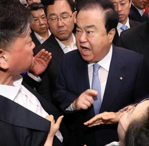 오신환發 국회 아수라장... 문 의장, 한국당 항의에 '쇼크' 병원이송