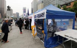 ‘기습 천막 설치 시도’ 서울시·대한애국당 광화문 광장서 충돌