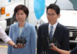 '패스트트랙 수사' 백혜련·윤소하 의원 경찰 출석.. “자유한국당도 출석해 조사 받아라”