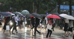‘우산 챙기세요’ 퇴근길 전국에 빗방울.. 중부지방 시간당 50mm 강한비