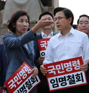 '조국 규탄' 릴레이 연설 한국당... ‘조국 사퇴’ 1000만인 서명운동도 돌입