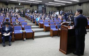 민주당, ‘지도부 책임론’ 분출?... 오늘 오후 의원총회 '주목'