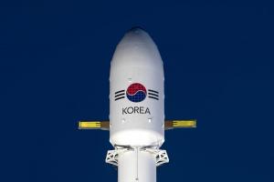 軍, 첫 전용 위성 '아나시스 2호' 발사 성공... “핵 시설 등 정찰”