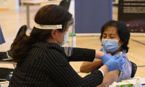 캐나다도 코로나 백신 접종 개시..의료진이 첫 번째