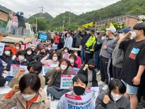 [속보] 성주 사드 반대 주민 등 70여명 소성리 회관 앞에서 집회