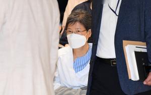 박근혜, 수감 4년9개월 만에 석방... 이명박 제외